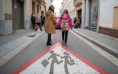Una família de camí a l'escola | Roger Benet